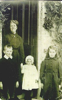 Mrs Robert Heddle Robertson and 3 children Beach House
Used to belong to the Logie's - who had Logie's store or shop. In picture is Mrs Robert Heddle Robertson and 3 children
